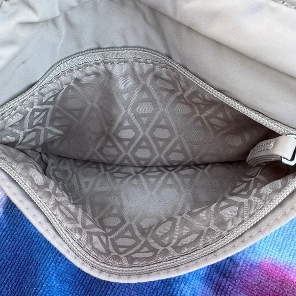 Athleta EUC “all about” belt bag/crossbody - Picture 5 of 5